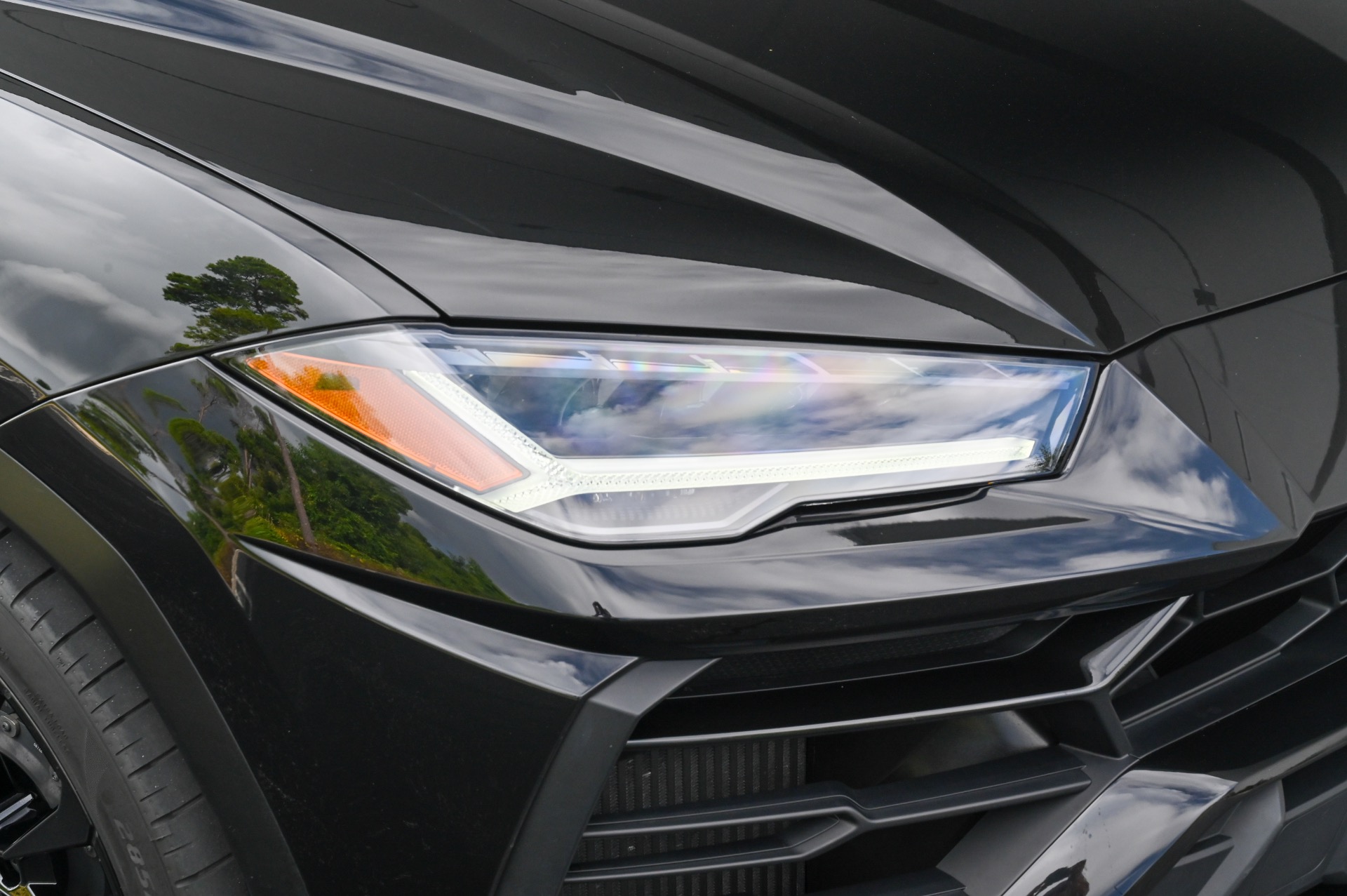 2020 Lamborghini Urus Base photo 3