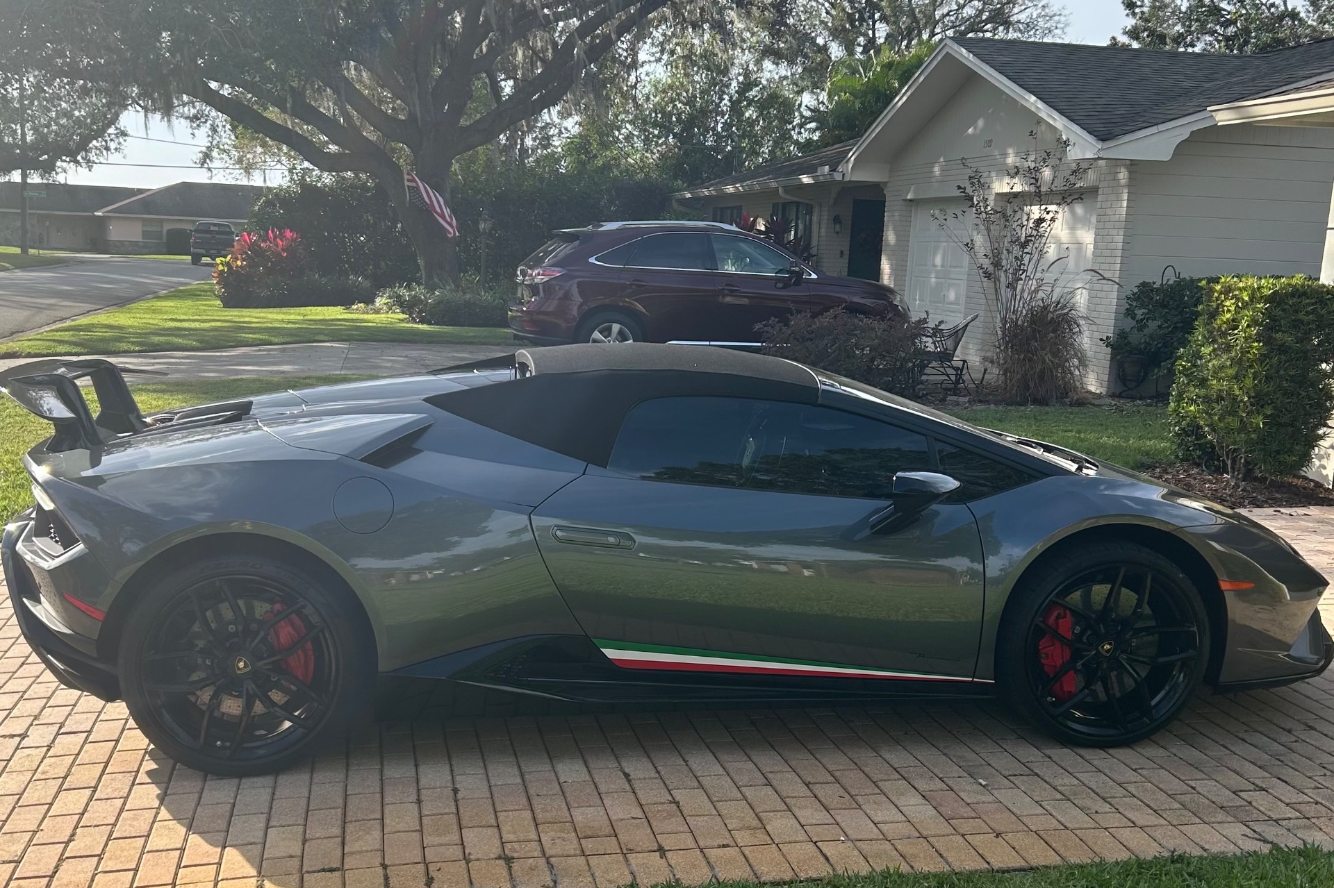 2019 Lamborghini Huracan Performante Spyder photo 2