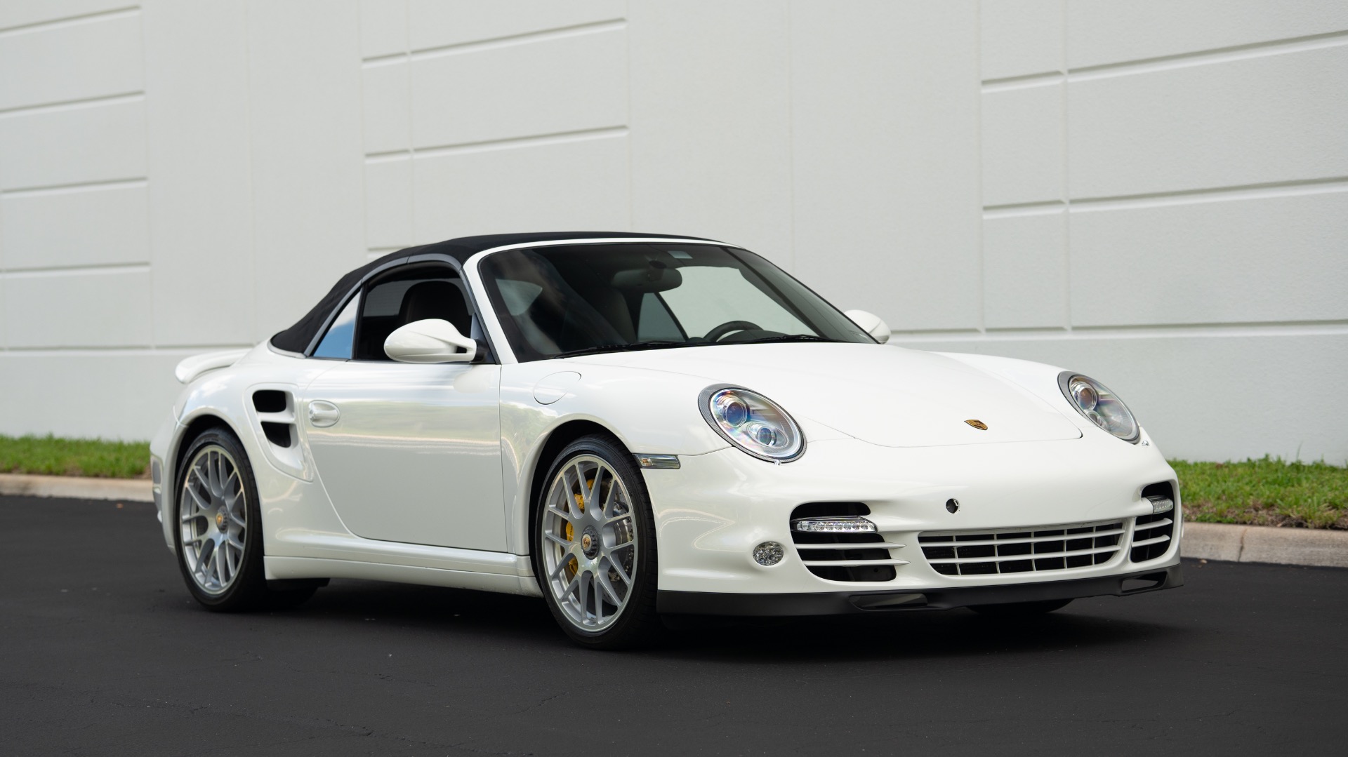 2011 Porsche 911 Turbo S photo 2