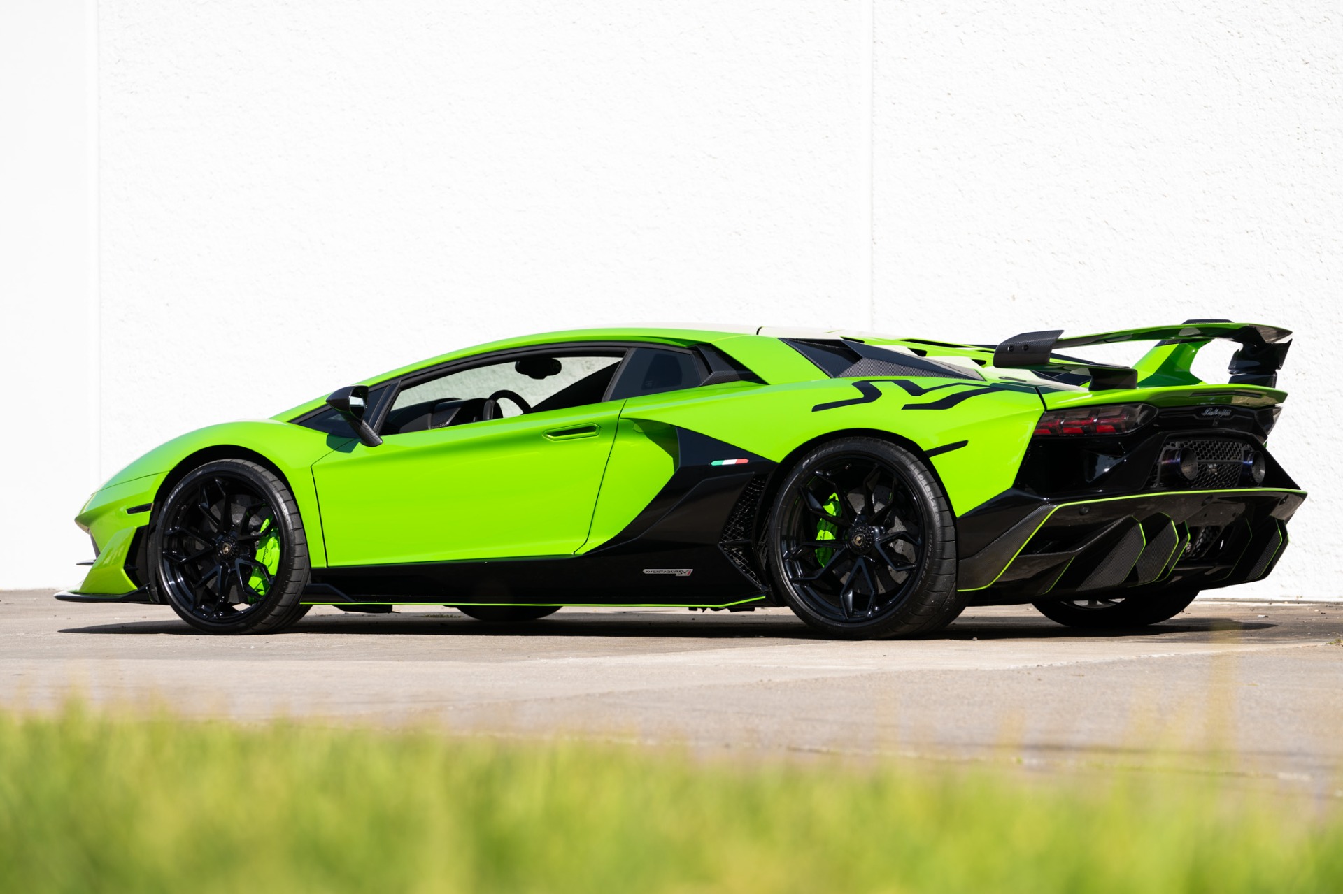 2019 Lamborghini Aventador SVJ photo 2
