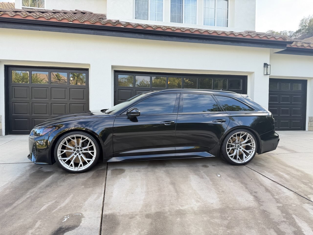 2022 Audi RS 6 Base Avant photo 2